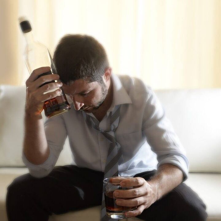 Un homme qui boit de l'alcool tous les jours