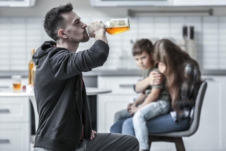 un homme boit de l'alcool, comment l'aider à arrêter