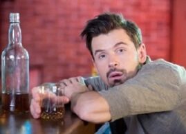 un homme boit de l'alcool tous les deux jours