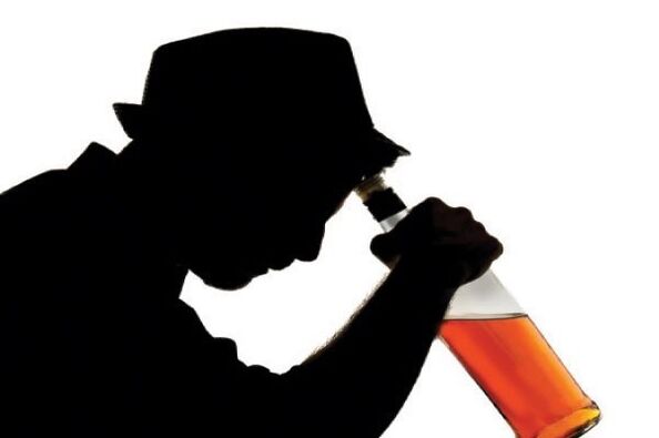 un homme boit de l'alcool comment arrêter